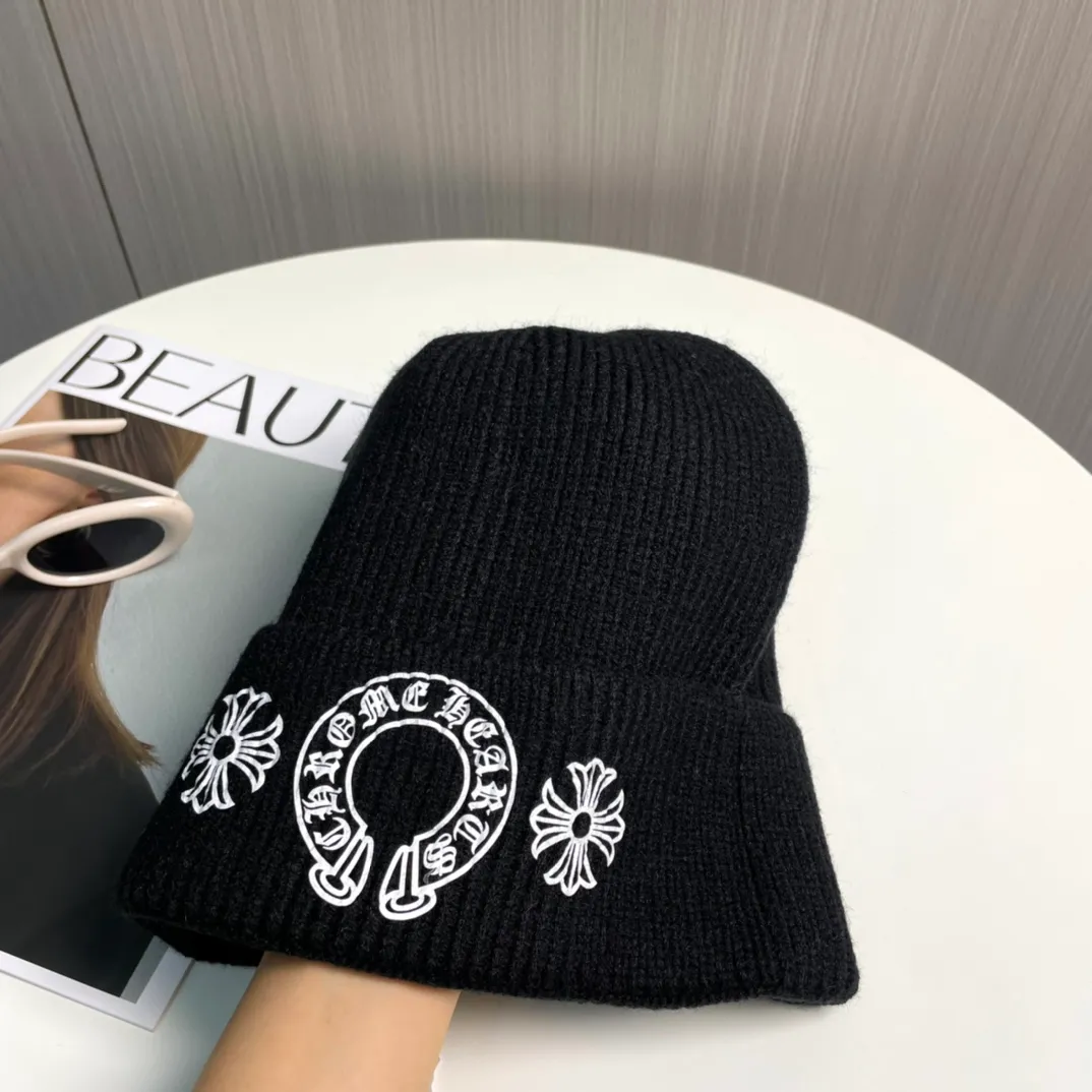 P60 🤍Chrome hearts new autumn and winter cross knitted hat🧶 One of the must-have hats in autumn and winter~ It really looks good on whoever wears it~, it is also a perfect match in black and white and gray in autumn~